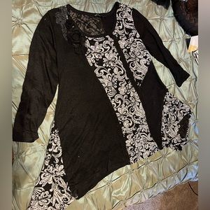 Black and white 3/4 sleeve high low hem 3XL tunic.